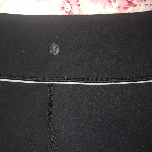 Reversible Cropped Lulu Lemon Leggings - Picture 2 of 4